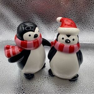 Penguin Salt‎ and Pepper Shakers with Red Scarves Holiday 07-  Christmas Winter